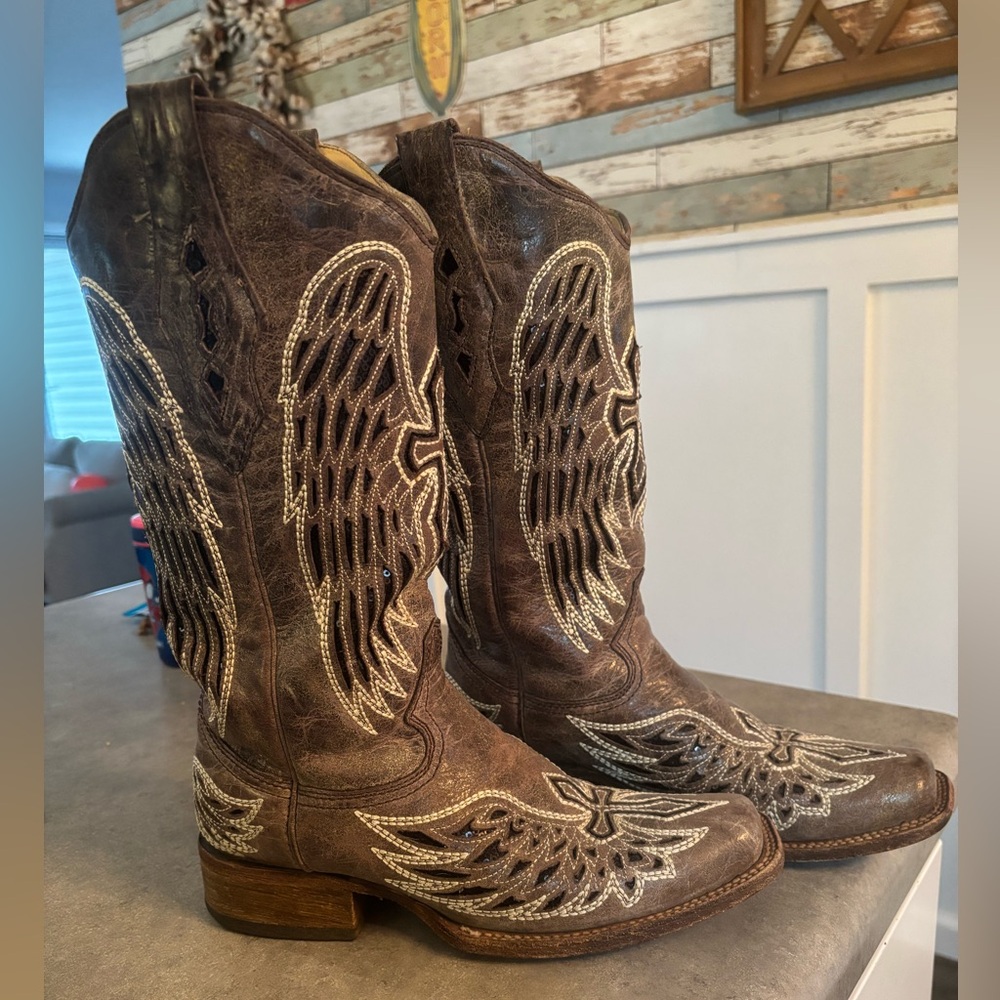 Women’s Corral sequin Wings and Cross Inlay Boots. 7.5 in good condition